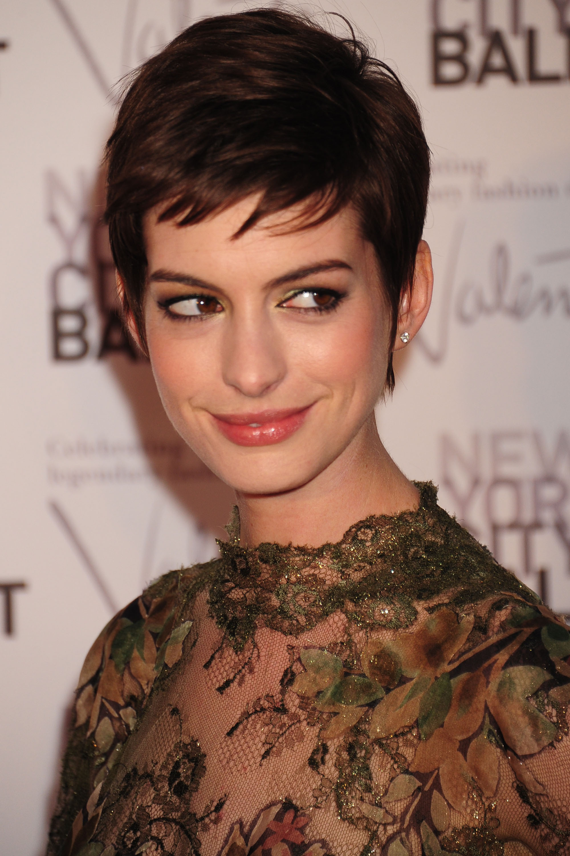 Anne Hathaway Cabello Corto